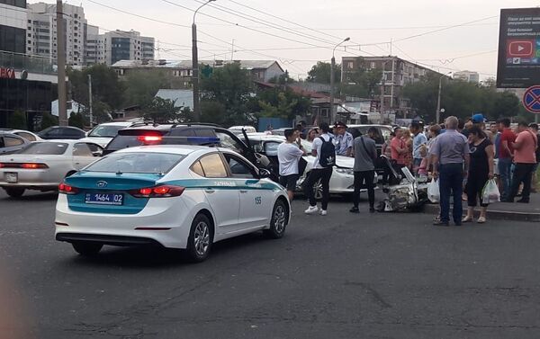 Тойота Камри столкнулась с БМВ напротив ТЦ ADK - Sputnik Казахстан