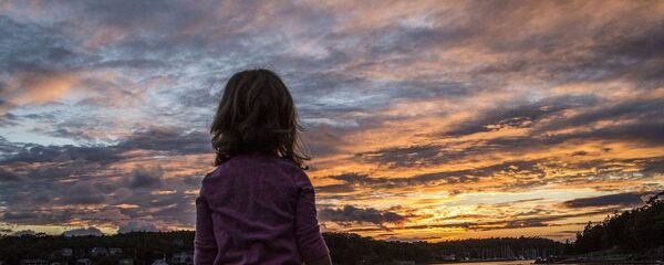 Девочка смотрит вдаль, иллюстративное фото - Sputnik Казахстан