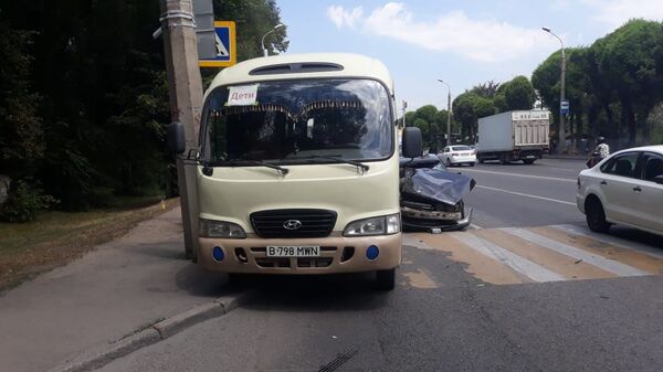 Легковушка на большой скорости врезалась в автобус с детьми в Алматы - Sputnik Казахстан