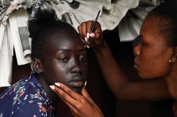 18-year-old Arek Macar has her make-up applied at the backstage, during the Miss World South Sudan beauty pageant in Juba - Sputnik Казахстан
