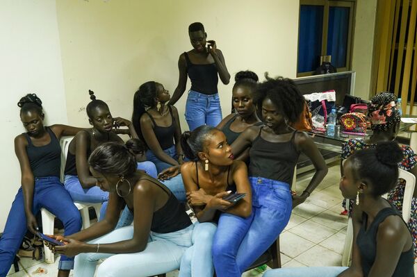 Contestants are seen at the backstage, during the Miss World South Sudan beauty pageant in Juba - Sputnik Казахстан
