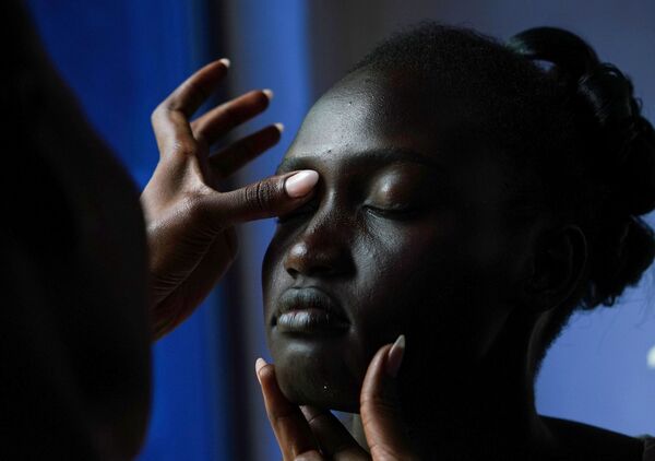 A contestant has her make-up applied at the backstage, during the Miss World South Sudan beauty pageant in Juba - Sputnik Казахстан