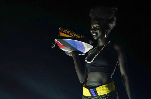 Участница во время конкурса красоты Мисс мира в Южном Судане в Джубе, Южный Судан - Sputnik Казахстан