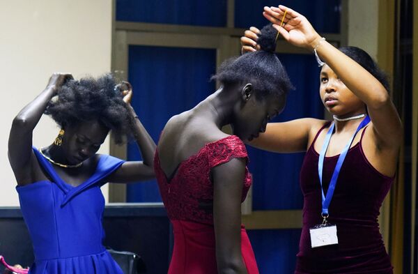 Contestants prepare in the backstage, during the Miss World South Sudan beauty pageant in Juba - Sputnik Казахстан