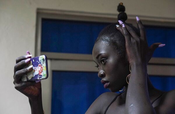 18-year-old Arek Macar checks her make-up in the backstage, during the Miss World South Sudan beauty pageant in Juba - Sputnik Казахстан