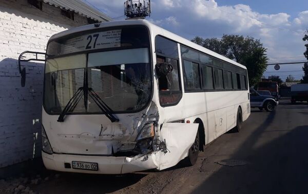 Автобус, побывавший в столкновении с грузовой машиной - Sputnik Казахстан