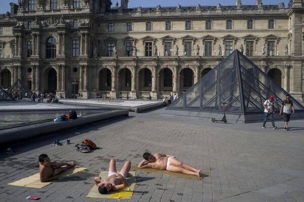 Люди охлаждаются рядом с фонтанами в Лувре, Париж, Франция - Sputnik Казахстан