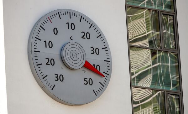 Термометр на стене штаб-квартиры Рамочной конвенции ООН об изменении климата в Берлине показывает 42 градуса жары - Sputnik Казахстан