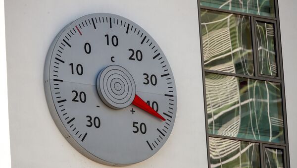 Термометр на стене штаб-квартиры Рамочной конвенции ООН об изменении климата в Берлине показывает 42 градуса жары - Sputnik Казахстан