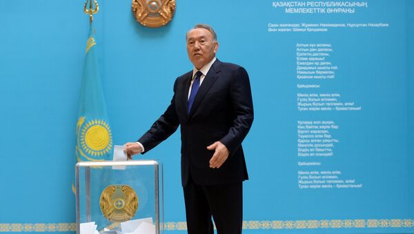 Нурсултан Назарбаев на избирательном участке, архивное фото - Sputnik Казахстан