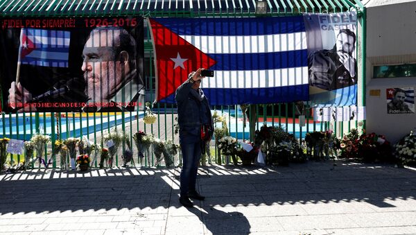 Прощание с Фиделем Кастро возле посольства Кубы в Мехико - Sputnik Казахстан