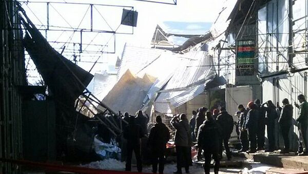 Обрушение крыши на рынке Дордой в Бишкеке - Sputnik Казахстан