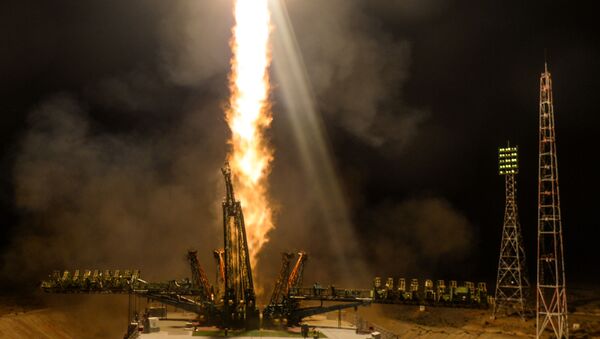 Запуск ракеты-носителя Союз-ФГ с пилотируемым кораблем Союз МС-13 со стартовой площадки космодрома Байконур - Sputnik Казахстан