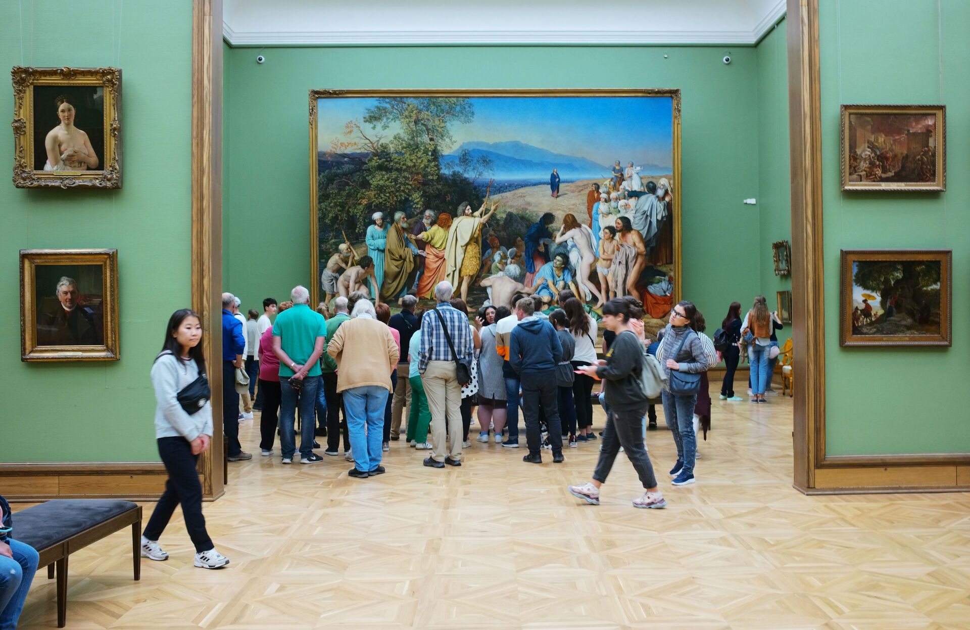 Иностранные туристы у картины Явление Христа народу художника А. Иванова в Третьяковской галерее - Sputnik Казахстан, 1920, 24.03.2025