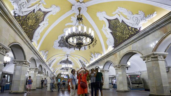 Туристы на станции Комсомольская кольцевой линии Московского метрополитена - Sputnik Казахстан