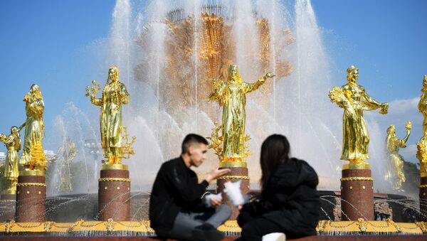 Туристы у фонтана Дружба народов на ВДНХ в Москве - Sputnik Казахстан