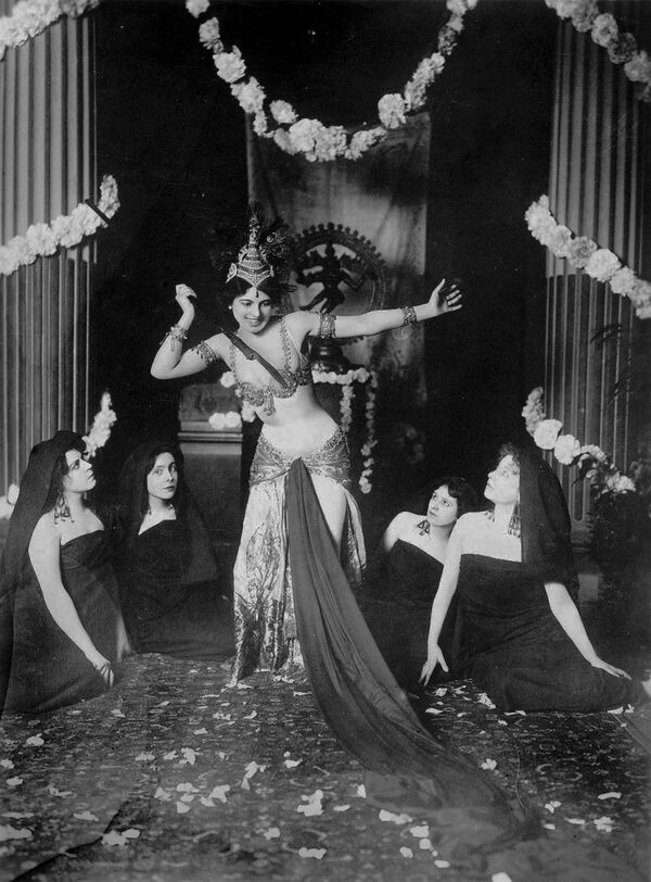 Выступление танцовщицы Маты Хари, 1905 год - Sputnik Казахстан