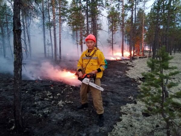 Сотрудники министерства охраны природы Якутии борются с природными пожарами в Якутии - Sputnik Казахстан
