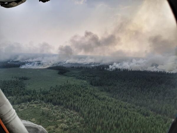 Дым над территорией лесных пожаров в Верхоянском районе республики Саха в Якутии - Sputnik Казахстан