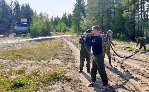 Сотрудники МЧС РФ ведут работу по устранению лесных пожаров в Якутии - Sputnik Казахстан