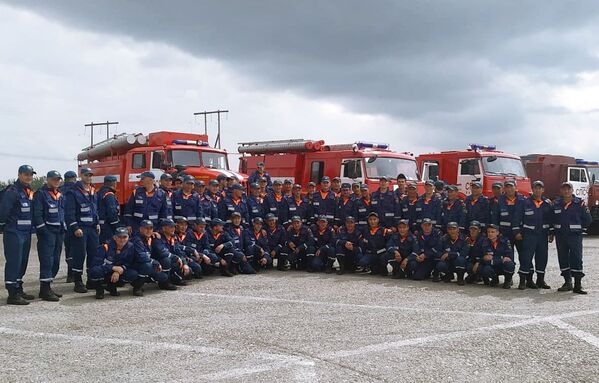 Сотрудники противопожарной службы МЧС РФ прибыли для ликвидации лесных пожаров в Якутии - Sputnik Казахстан