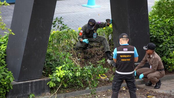 Тайские следователи осматривают место взрыва, в результате которого пострадали люди в Бангкоке, Таиланд, в пятницу, 2 августа 2019 года - Sputnik Казахстан
