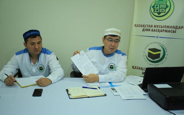 Председатель хадж-миссии наиб муфтий Алау Адильбаев и его заместитель, руководитель аппарата ДУМК Гылымбек Мажиев - Sputnik Казахстан