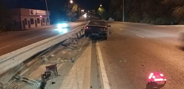 Автомобиль на полном ходу сбил пешехода и влетел в отбойник в Алматы - Sputnik Казахстан