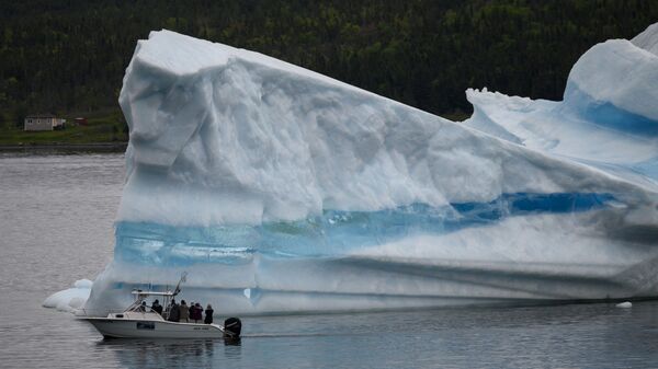 Туристы наблюдают с судна за айсбергом рядом с Кингс-Пойнт, Ньюфаундленд, Канада - Sputnik Казахстан