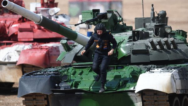 Член экипажа танка Т-80 команды армии России на финише Индивидуальной гонки женских экипажей в Танковом биатлоне на АрМИ 2019 в парке Патриот - Sputnik Казахстан