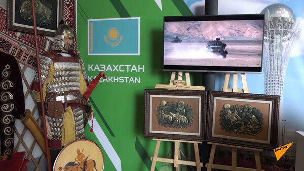 Кольчугу и доспехи казахского воина привезли участники Танкового биатлона - Sputnik Казахстан