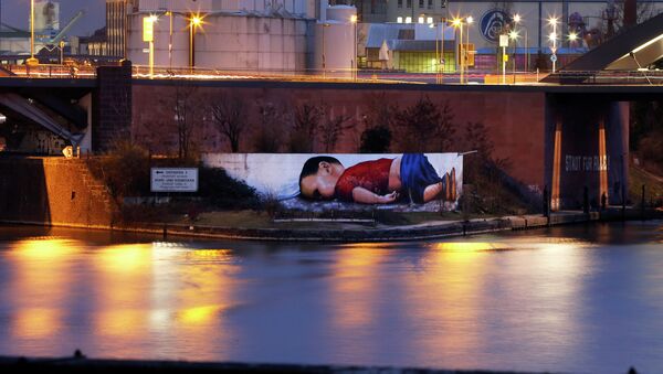 Граффити с изображением погибшего сирийского мальчика Айлана Курди в Франкфурте - Sputnik Казахстан