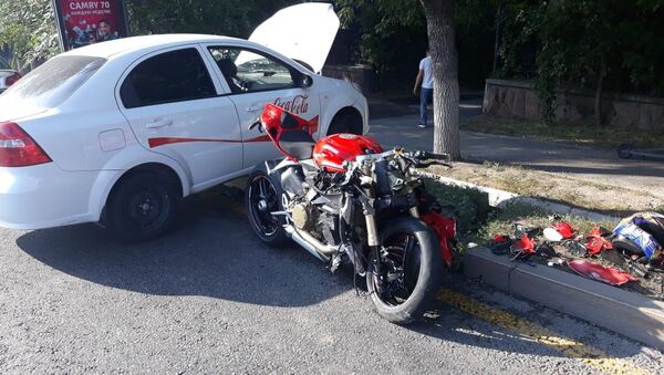 Мотоцикл Дукати врезался в легковушку на пр. Достык - Sputnik Казахстан