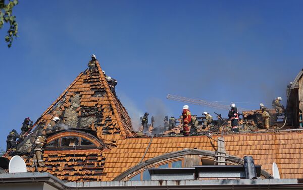 Пожарные тушат возгорание на кровле  ресторана Мельница - Sputnik Казахстан