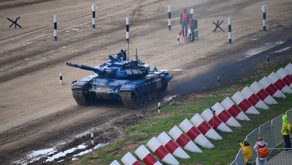 Танк Т-72Б3 команды армии Казахстана на первом этапе Индивидуальной гонки Танкового биатлона - Sputnik Казахстан