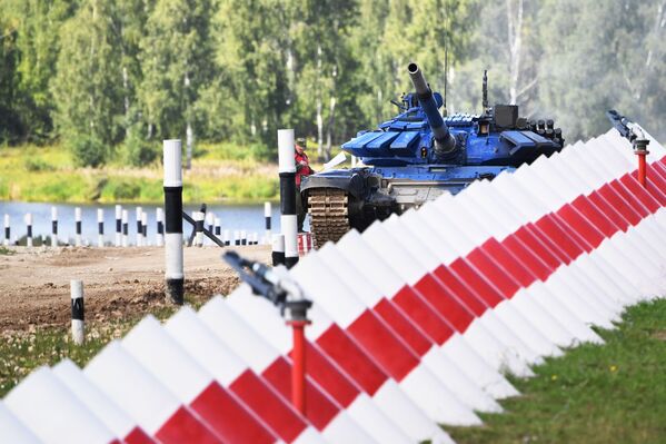 Танк Т-72Б3 казахстанской команды на Танковом биатлоне - Sputnik Казахстан