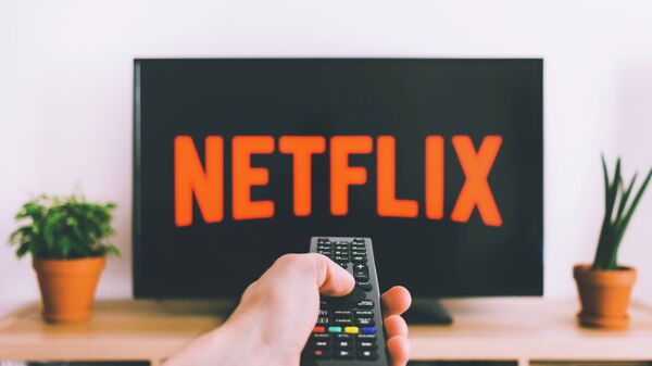 Компания Netflix производит собственные фильмы, сериалы и телепрограммы - Sputnik Казахстан