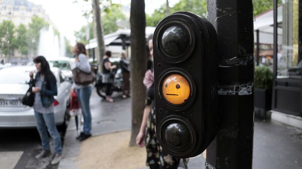 Нарисованный смайлик на светофоре в Париже - Sputnik Казахстан
