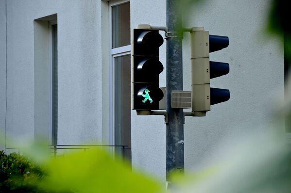Зеленый человечек в светофоре в Германии - Sputnik Казахстан