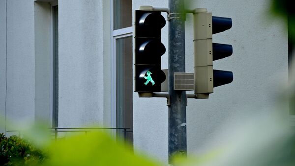 Зеленый человечек в светофоре в Германии - Sputnik Қазақстан