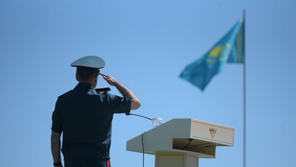 Офицер, отдающий честь. Иллюстративное фото - Sputnik Казахстан