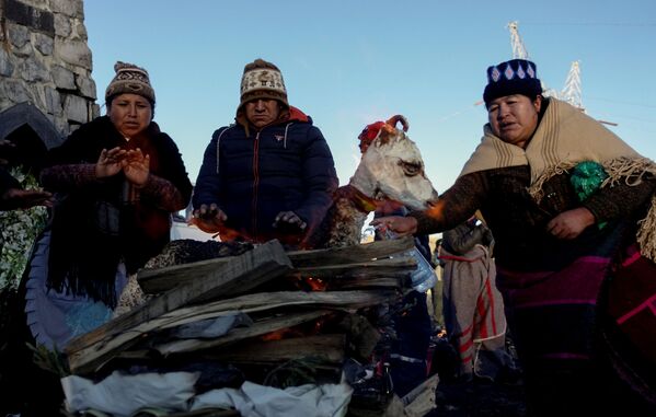 Представители народа аймара на церемонии почитания Матери Земли, Боливия - Sputnik Казахстан