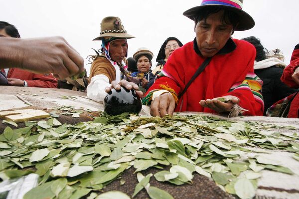 Ритуал жевания листьев коки после прикосновения к черной сфере, чтобы почувствовать внутренний мир, у коренных народов Боливии - Sputnik Казахстан