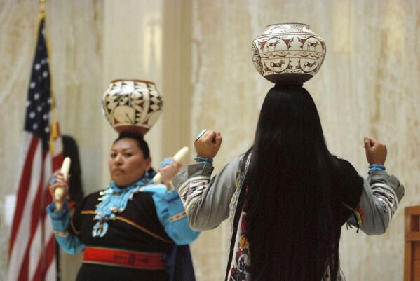 Представители индейского племени зуни, коренного народа штата Нью-Мексико, США - Sputnik Казахстан