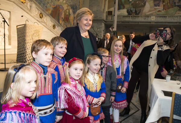 Премьер-министр Норвегии Эрна Сульберг в окружении одетых в традиционные саамские костюмы детей - Sputnik Казахстан