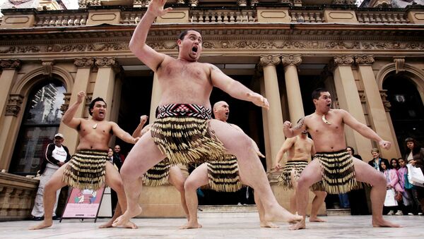 Члены новозеландской группы Te Hoe Ki Matangireia исполняют традиционный танец хака на ступенях ратуши Сиднея - Sputnik Казахстан