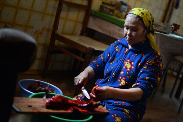 Женщина коренного народа ханты на своей кухне - Sputnik Казахстан