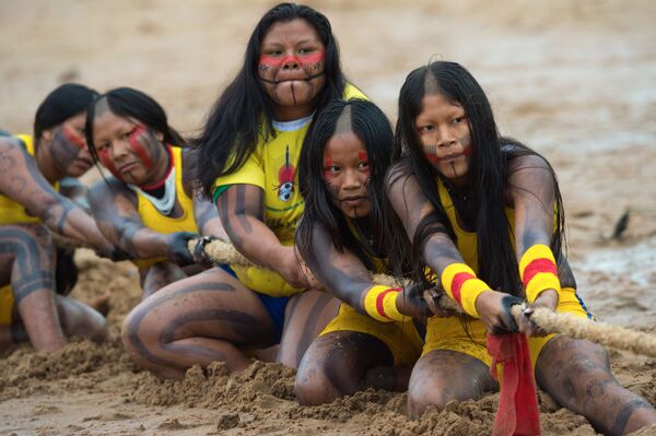Индейские девушки из бразильского племени Kaiapo Durutiri соревнуются в перетягивании каната на XII International Games of Indigenous Peoples - Sputnik Казахстан