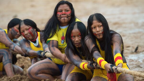 Индейские девушки из бразильского племени Kaiapo Durutiri соревнуются в перетягивании каната на XII International Games of Indigenous Peoples - Sputnik Казахстан