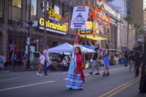 Девочка с плакатом на Голливудском бульваре во время празднования Дня коренных народов в Лос-Анджелесе - Sputnik Казахстан